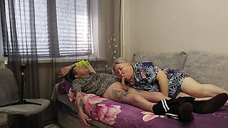 Girlfriend Does a Deep Blowjob to Get a Portion of Hot Cum in Her Mouth