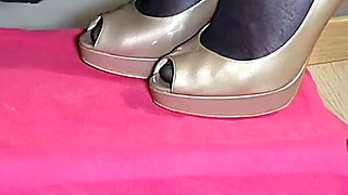 Mistress in Nylons and High Heels Footdom