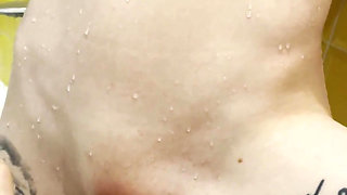 Step daddy caught me, in the bathroom while I was washing, and made my pussy cum. Karneli Bandi