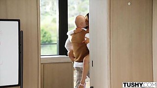 Christian Clay and Isabella Nice's handjob clip by Tushy