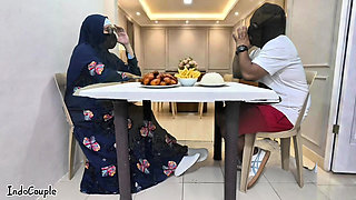 Guru sekolah hijab muslim pergi untuk kencan dengan bintang